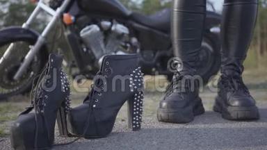 这位年轻女子穿着带有高跟鞋特写的带钉鞋换摩托车鞋。 <strong>男女平等</strong>观念
